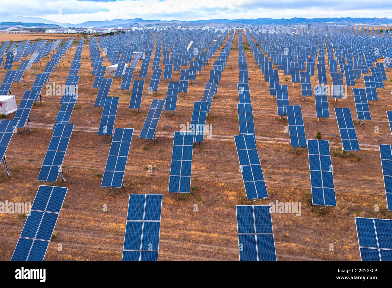 Vue aérienne d'une centrale solaire et de panneaux d'énergie solaire dans un champ rural. Navarre, Espagne. Europe. Concept d'environnement. Banque D'Images