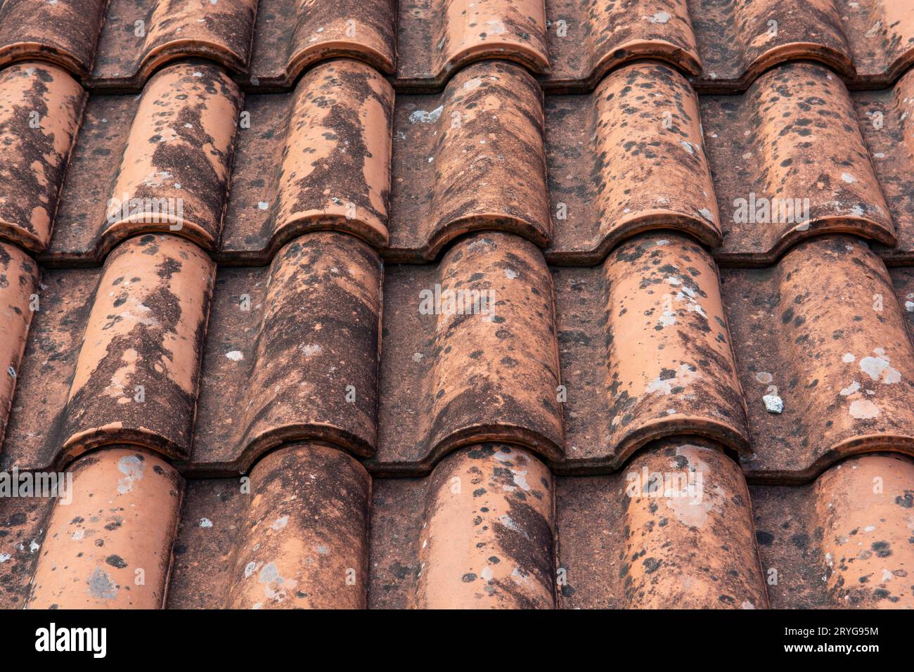 Vieilles tuiles en terre cuite rouge. Texture. Motif d'arrière-plan. Résumé. Banque D'Images