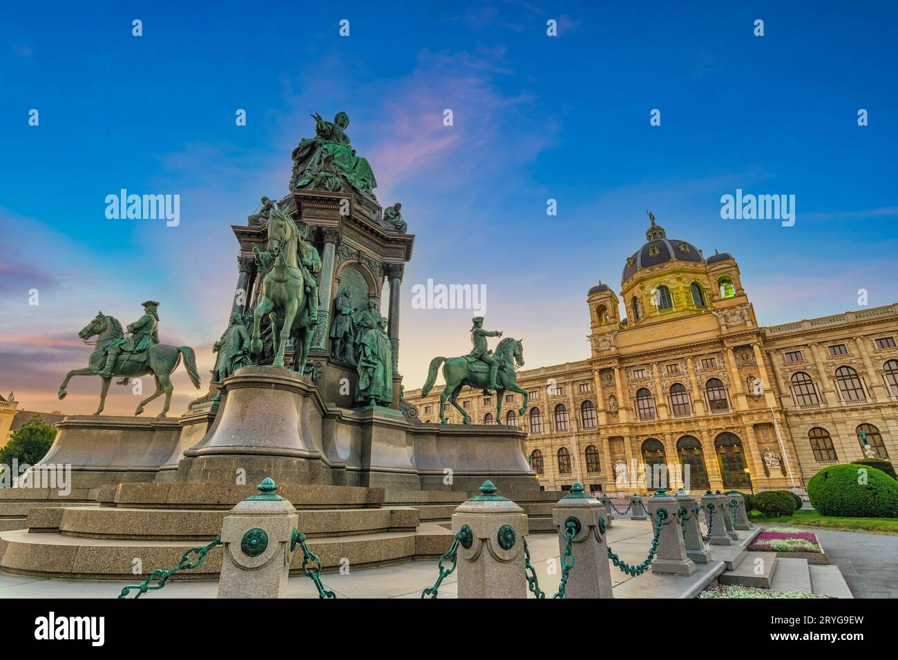 Vienne Autriche coucher de soleil sur la ville de Maria-Theresien-Platz Banque D'Images