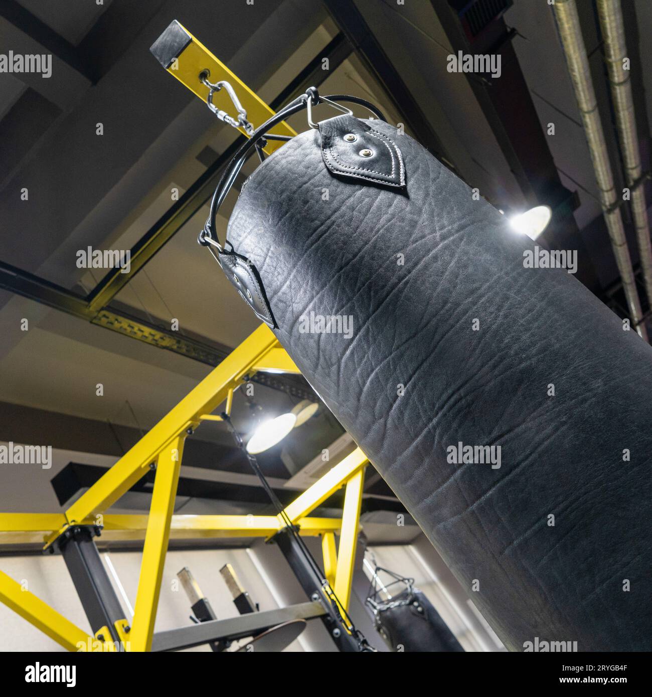 Gros plan d'un sac de boxe dans le complexe sportif Banque D'Images