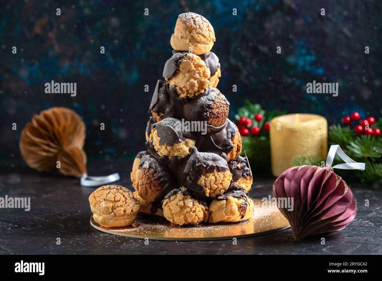 Croquembuscade de Noël. Dessert français. Banque D'Images