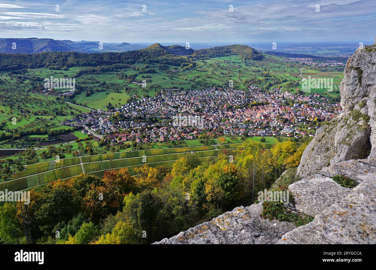 Neuffen en dessous du château de Hohenneuffen ; zone de biosphère Alb souabe et géoparc UNESCO Souabe Alb. Banque D'Images