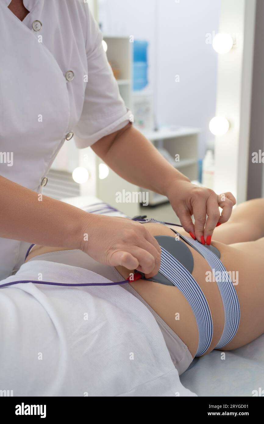 Client méconnaissable allongé sur le canapé préparer pour le massage anti cellulite Banque D'Images