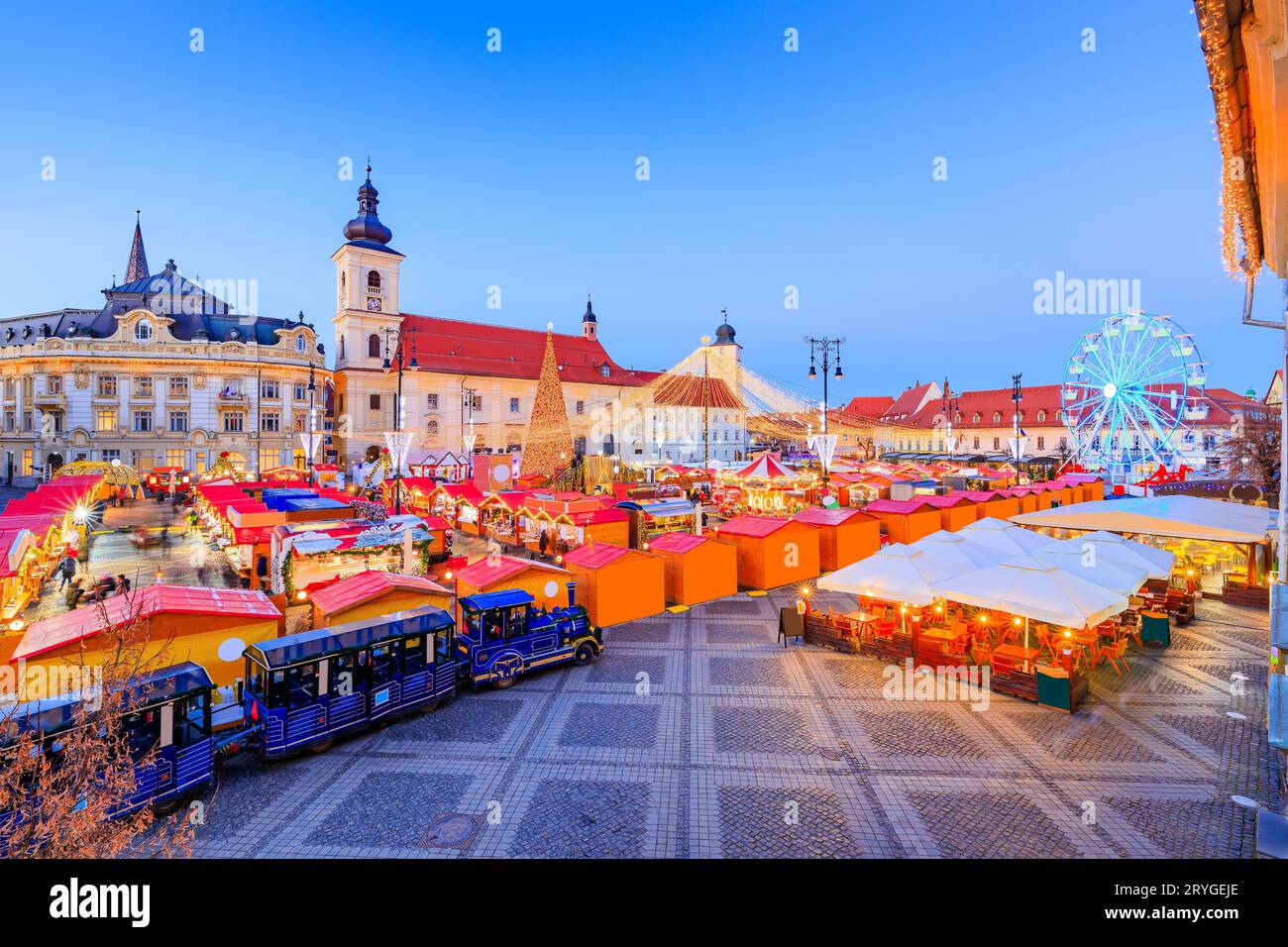 Sibiu, Roumanie. Marché de Noël conte d'hiver, célèbre foire d'hiver en Transylvanie. Banque D'Images