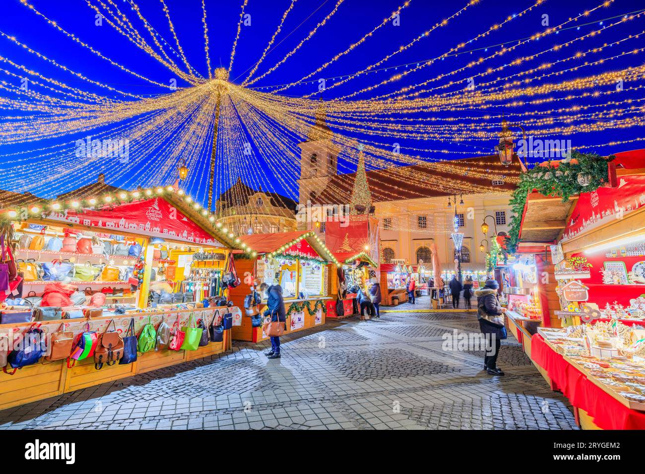 Sibiu, Roumanie - 19 décembre 2022 : marché de Noël conte d'hiver, célèbre foire d'hiver en Transylvanie. Banque D'Images