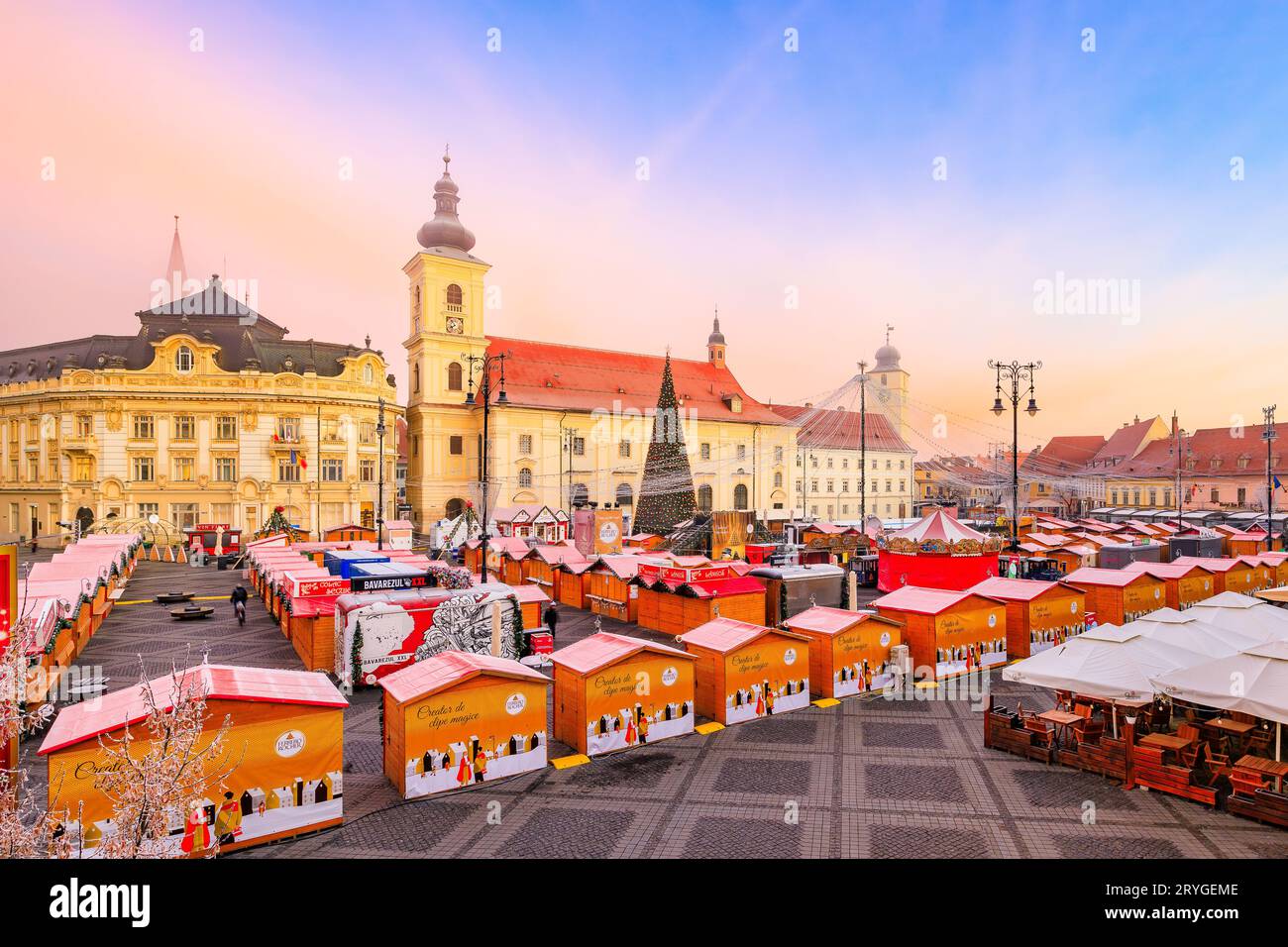 Sibiu, Roumanie - 20 décembre 2022 : marché de Noël conte d'hiver, célèbre foire d'hiver en Transylvanie. Banque D'Images