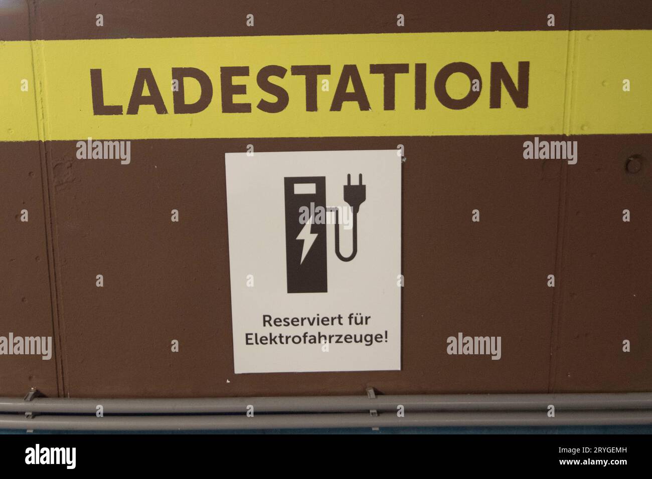 Panneau vert de borne de charge de véhicule électrique Banque D'Images