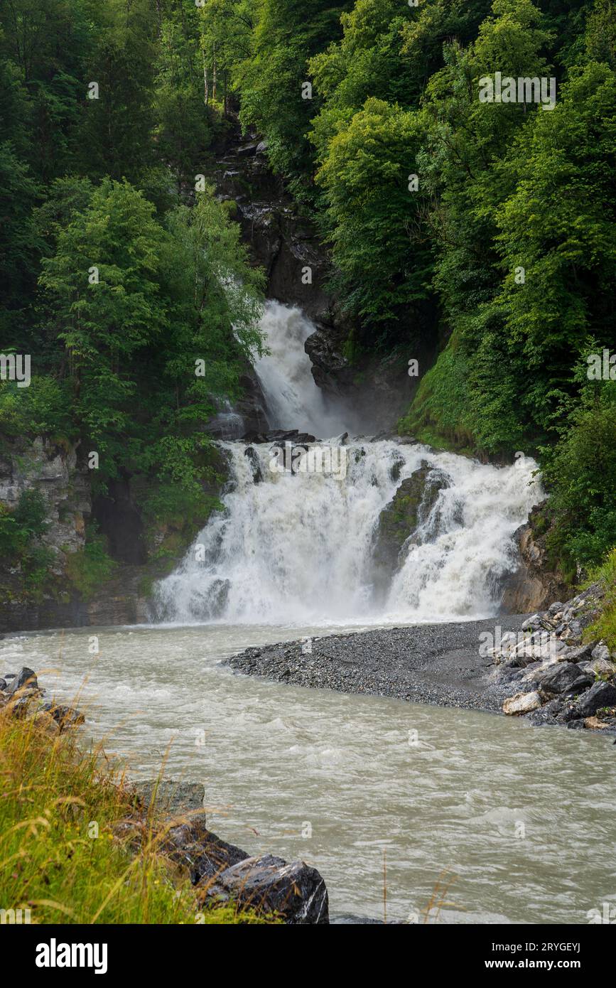 Les chutes de Reichenbach dans les montagnes suisses. Banque D'Images