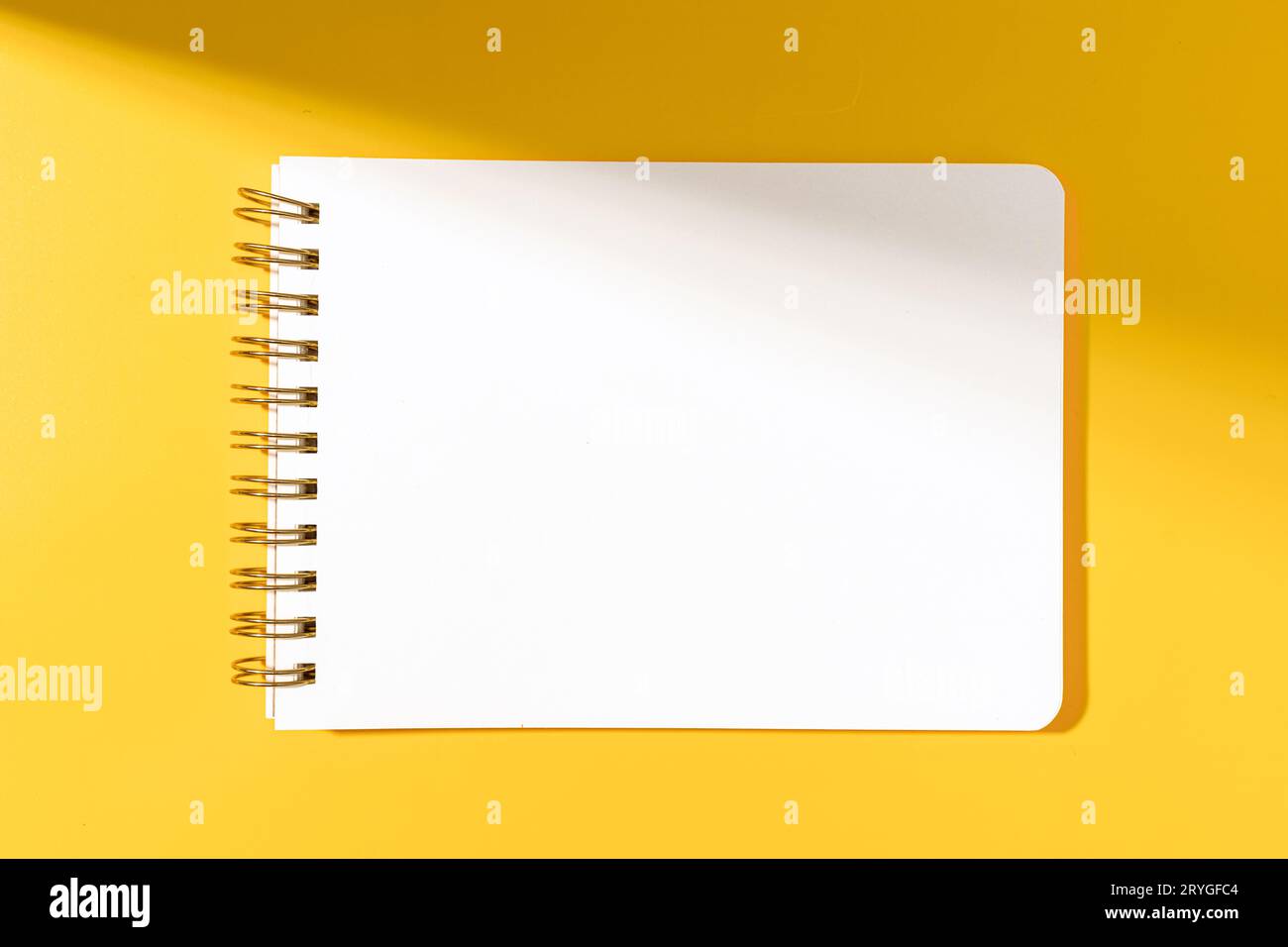 Bloc-notes papier vierge isolé sur fond jaune. Maquette de modèle Banque D'Images
