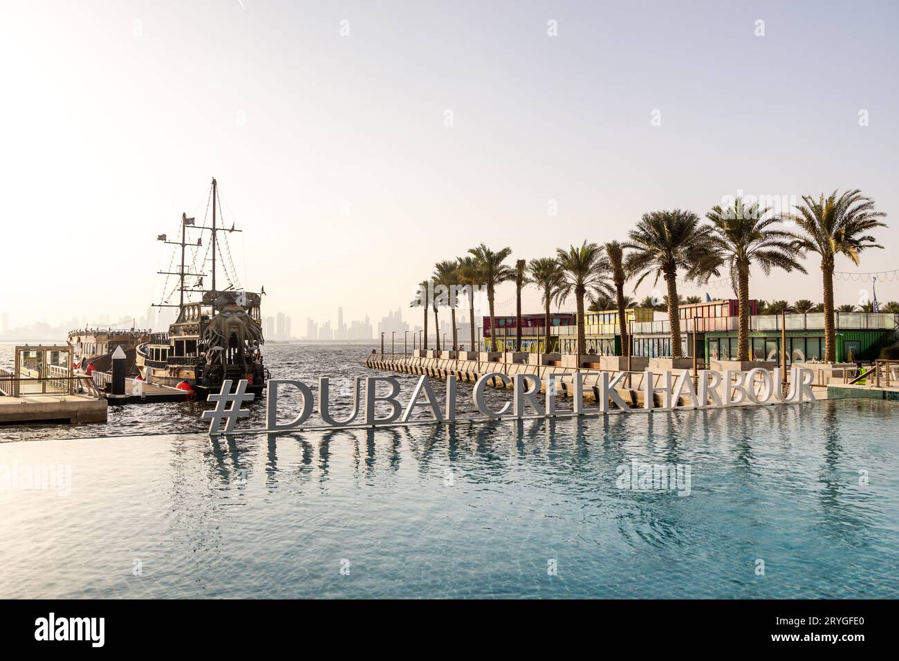 Dubaï, Émirats arabes Unis - 13 novembre 2022 : Skyline de la ville au coucher du soleil un jour brumeux, vue depuis Creek Harbour Banque D'Images