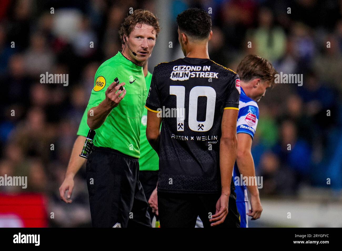 Doetinchem, Niederlande. 29 septembre 2023. L'arbitre Martin van den Kerkhof s'entretient avec Walid Ould-Chikh de Roda JC lors du match néerlandais Keuken Kampioen Divisie entre de Graafschap et Roda JC le 29 septembre 2023 à Doetinchem, pays-Bas crédit : dpa/Alamy Live News Banque D'Images