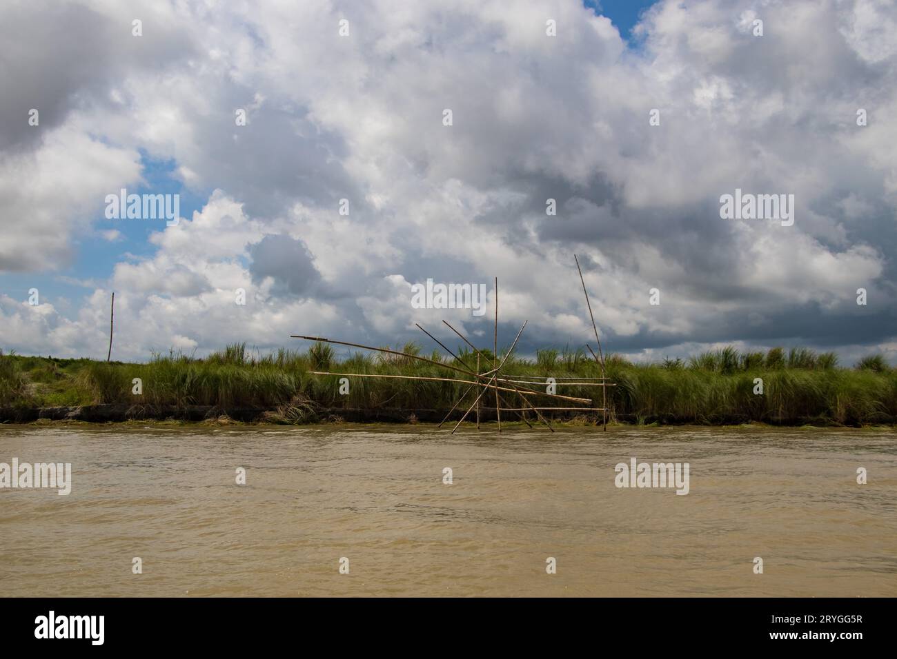 Station de bateau traditionnelle, mode de vie des gens et photographie de ciel nuageux capturée le 25 juin 2022, de Jajira, Bangladesh Banque D'Images