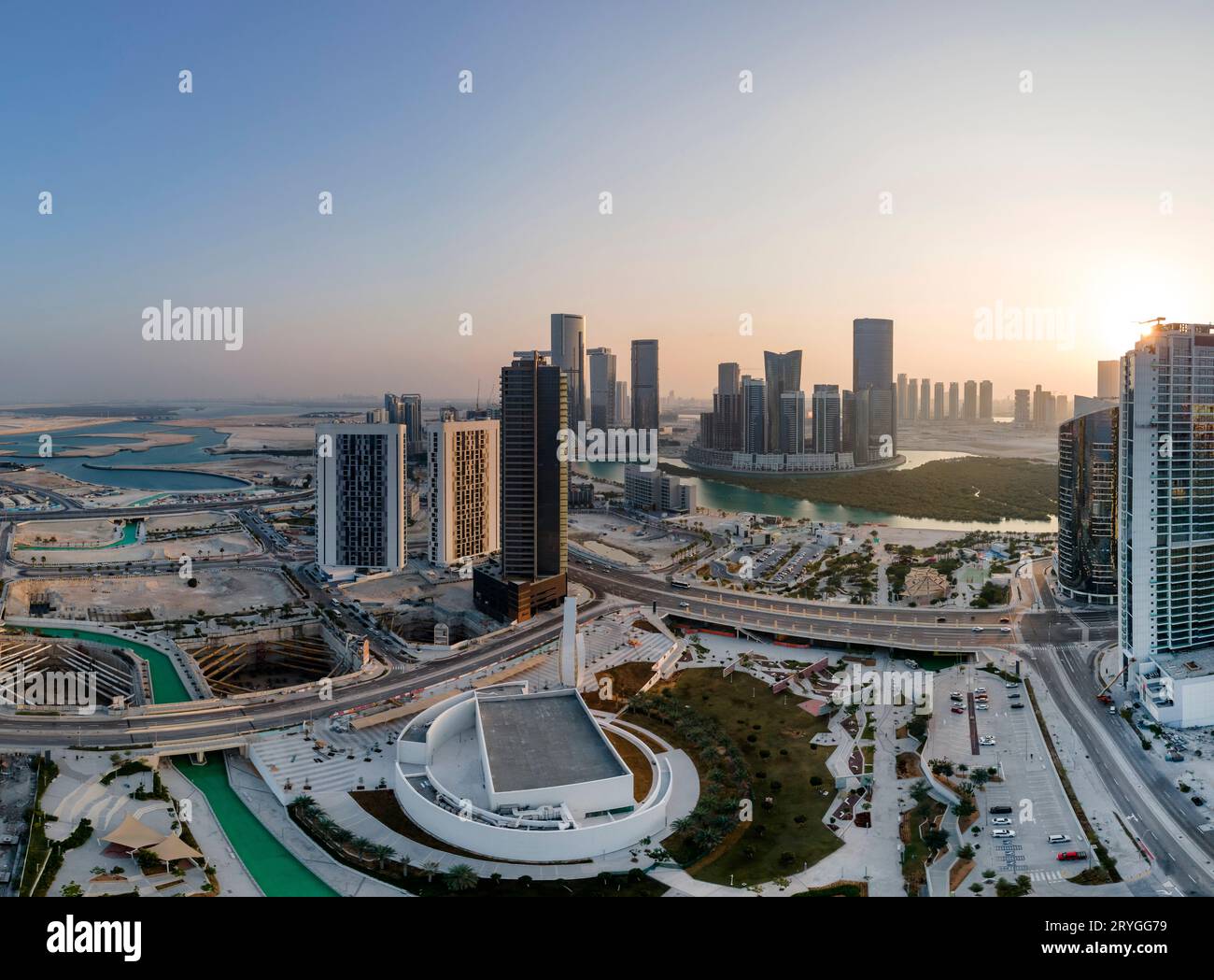 Abu Dhabi, Émirats arabes Unis - 30 novembre 2021 : vue aérienne sur une partie en développement de l'île d'Al Reem à l'heure d'or Banque D'Images