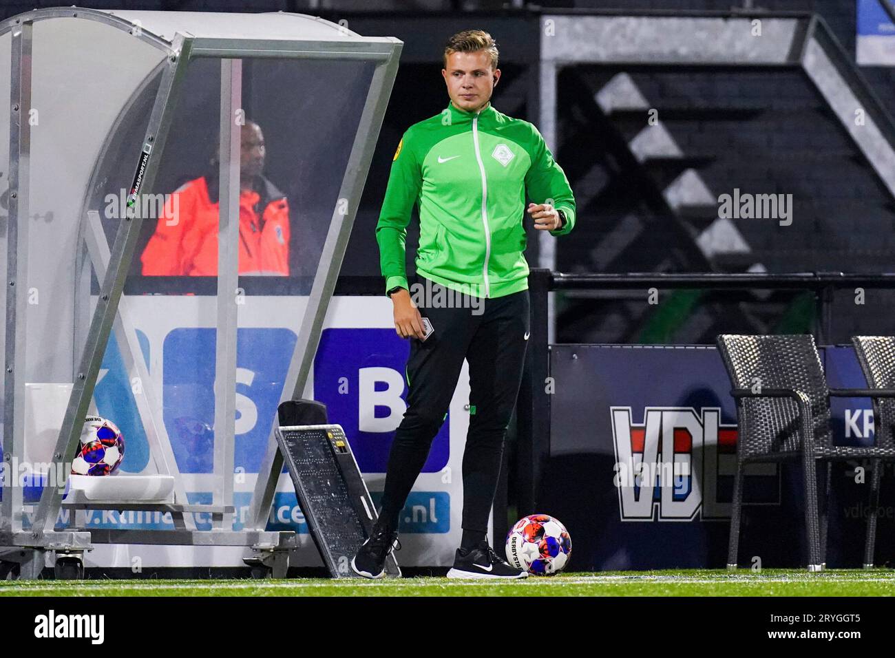 Eindhoven, pays-Bas. 29 septembre 2023. EINDHOVEN, PAYS-BAS - SEPTEMBRE 29 : quatrième officiel Stan Smit lors du match néerlandais Keuken Kampioen Divisie entre le FC Eindhoven et le FC Dordrecht au Jan Louwers Stadion le 29 septembre 2023 à Eindhoven, pays-Bas. (Photo de Joris Verwijst/Orange Pictures) crédit : dpa/Alamy Live News Banque D'Images