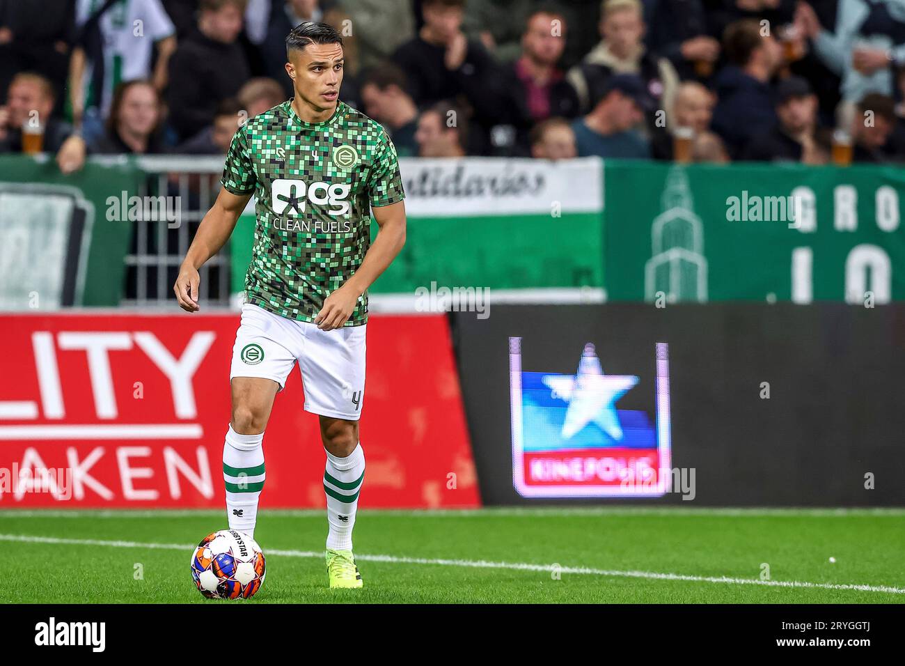 Groningen, Niederlande. 29 septembre 2023. Joey Peluessy du FC Groningen se réchauffe lors du match néerlandais Keuken Kampioen Divisie entre le FC Groningen et le FC Den Bosch le 29 septembre 2023 à Groningen, pays-Bas Credit : dpa/Alamy Live News Banque D'Images