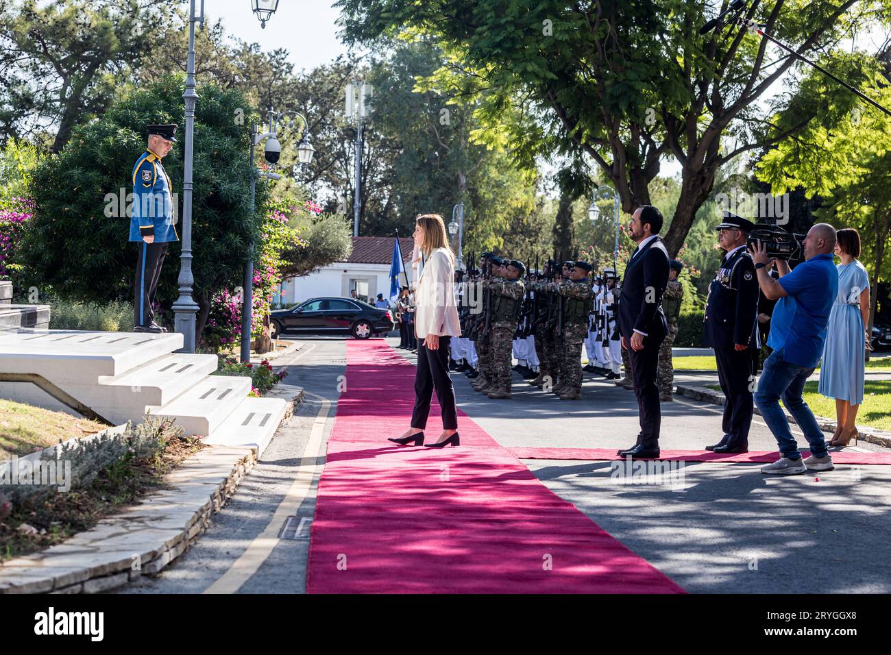 Nicosie, Nicosie, Chypre. 1 octobre 2023. ROBERTA METSOLA est sur le point de déposer une couronne devant la statue de Makarios. La Présidente du Parlement européen, Roberta Metsola, se rend à Chypre pour assister aux célébrations de la Journée de l'indépendance de Chypre et est accueillie par le Président de Chypre, Nicos Christodoulides au Palais présidentiel. (Image de crédit : © Kostas Pikoulas/ZUMA Press Wire) USAGE ÉDITORIAL SEULEMENT! Non destiné à UN USAGE commercial ! Crédit : ZUMA Press, Inc./Alamy Live News Banque D'Images