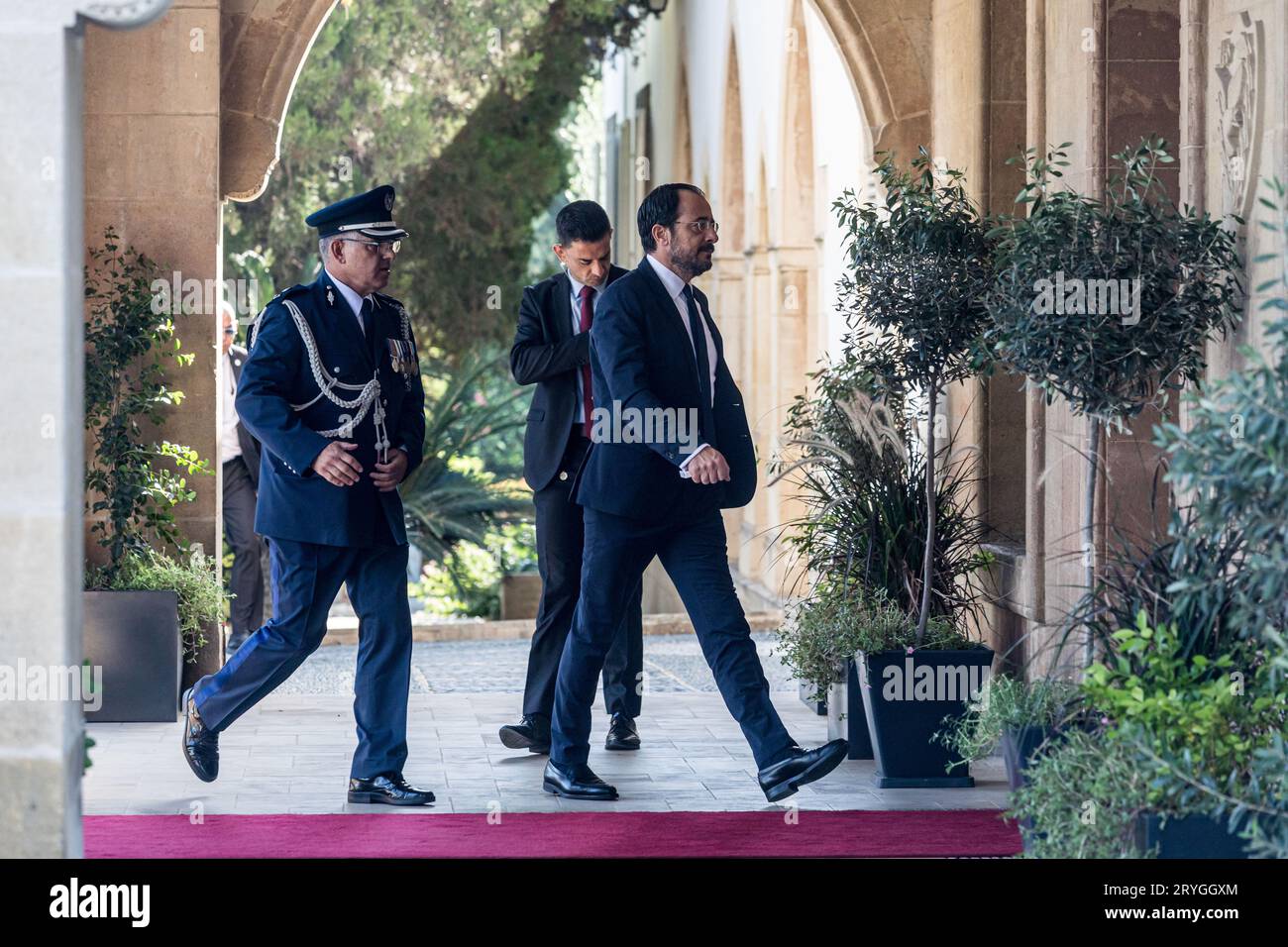 Nicosie, Nicosie, Chypre. 1 octobre 2023. Le président de Chypre NICOS CHRISTODOULIDES est vu entrer dans le palais présidentiel. La Présidente du Parlement européen, Roberta Metsola, se rend à Chypre pour assister aux célébrations de la Journée de l'indépendance de Chypre et est accueillie par le Président de Chypre, Nicos Christodoulides au Palais présidentiel. (Image de crédit : © Kostas Pikoulas/ZUMA Press Wire) USAGE ÉDITORIAL SEULEMENT! Non destiné à UN USAGE commercial ! Crédit : ZUMA Press, Inc./Alamy Live News Banque D'Images