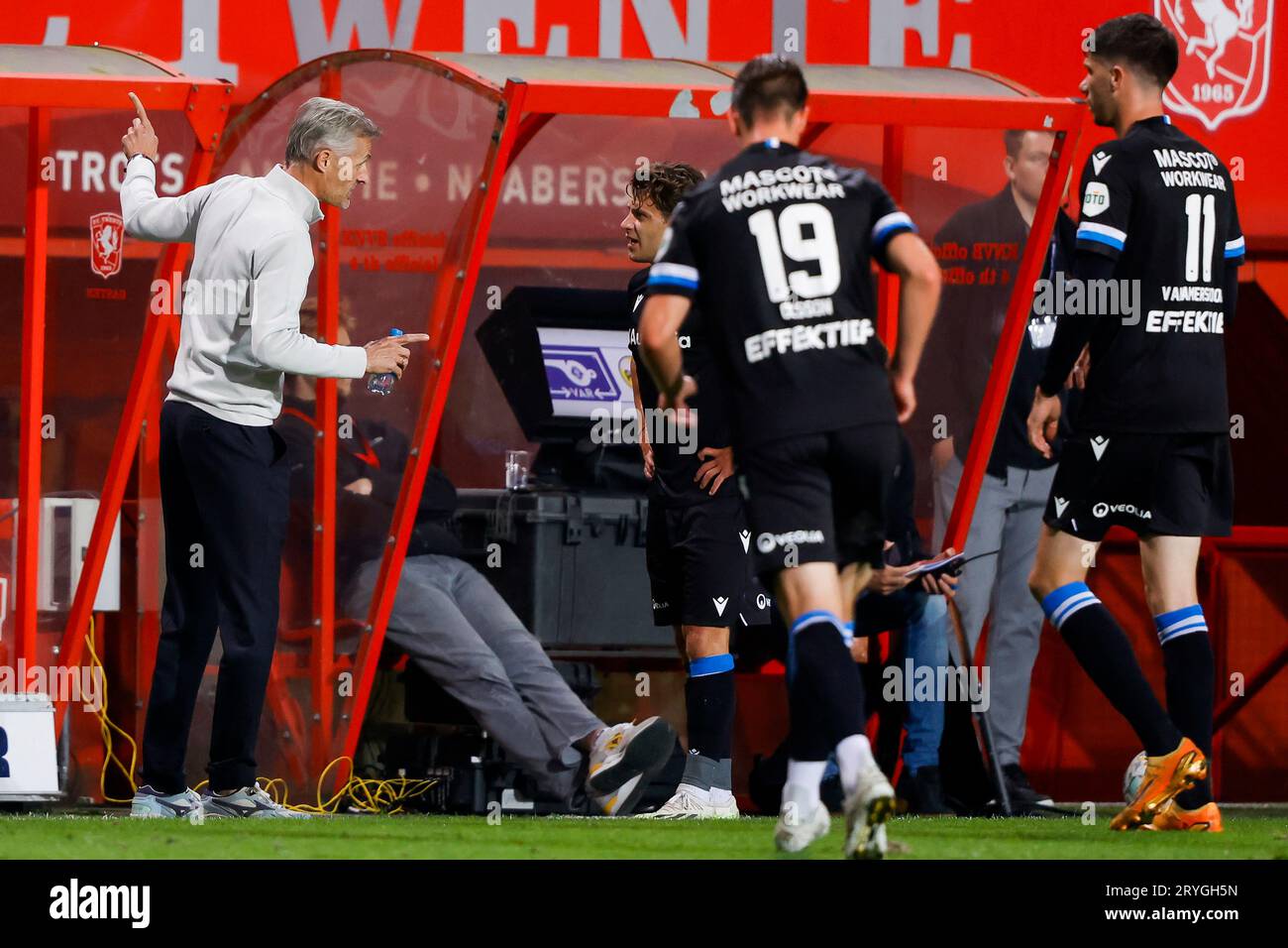 ENSCHEDE, PAYS-BAS - SEPTEMBRE 30 : l'entraîneur-chef Kees van Wonderen (SC Heerenveen) et Mats Kohlert (SC Heerenveen) discutent pendant l'Eredivisie Banque D'Images