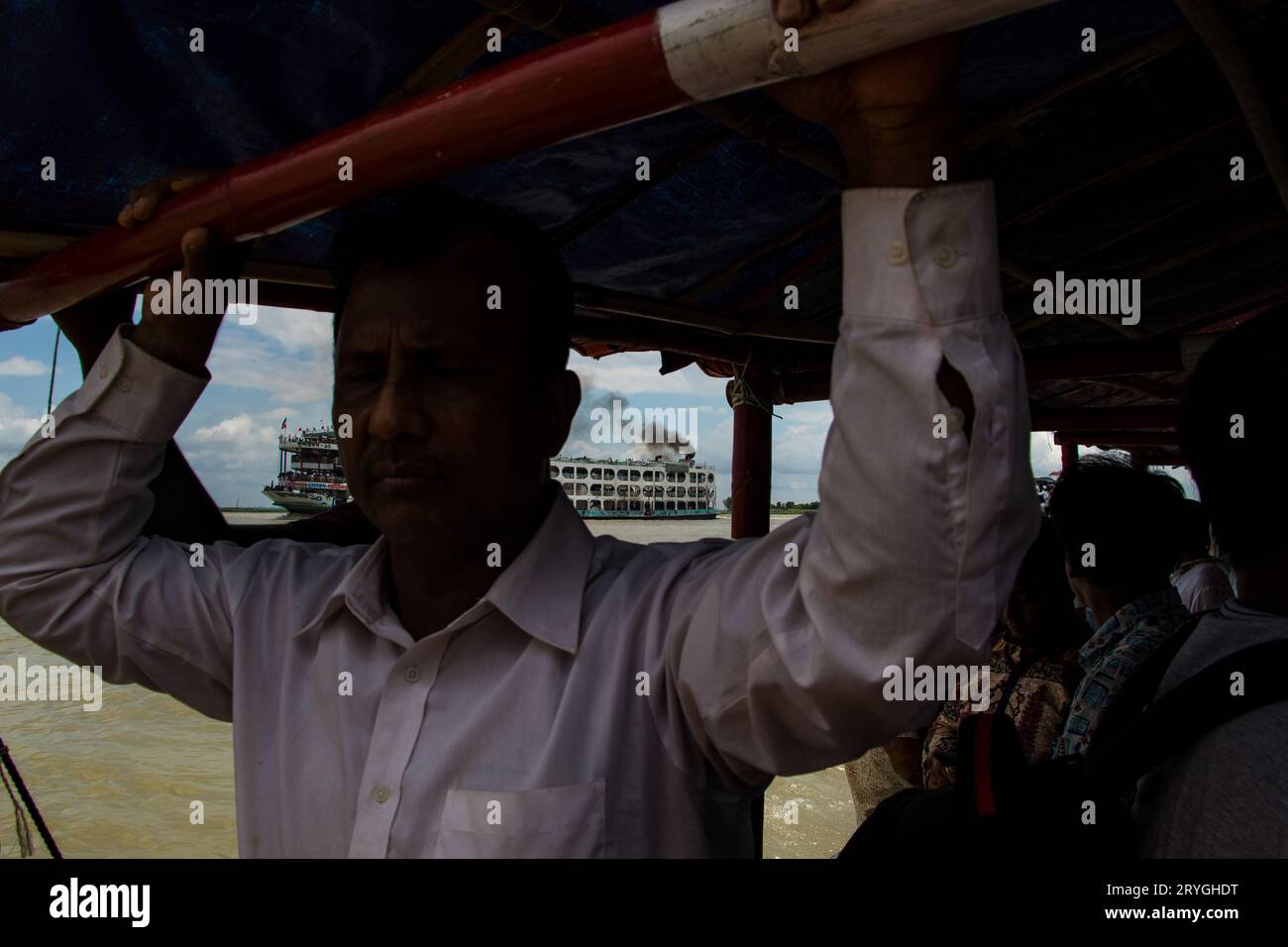 Station de bateau traditionnelle, mode de vie des gens et photographie de ciel nuageux capturée le 25 juin 2022, de Jajira, Bangladesh Banque D'Images