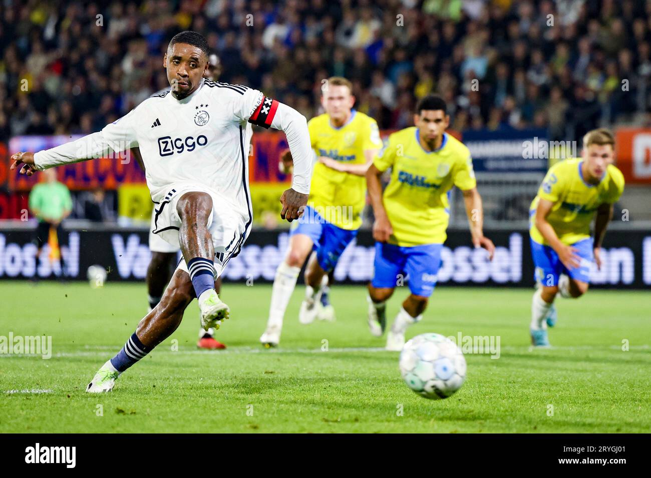 WAALWIJK, PAYS-BAS - SEPTEMBRE 30 : Steven Bergwijn (AFC AJAX) marque le 1-2 contrôle le ballon lors du match d'Eredivisie entre RKC Waalwijk et AFC Banque D'Images