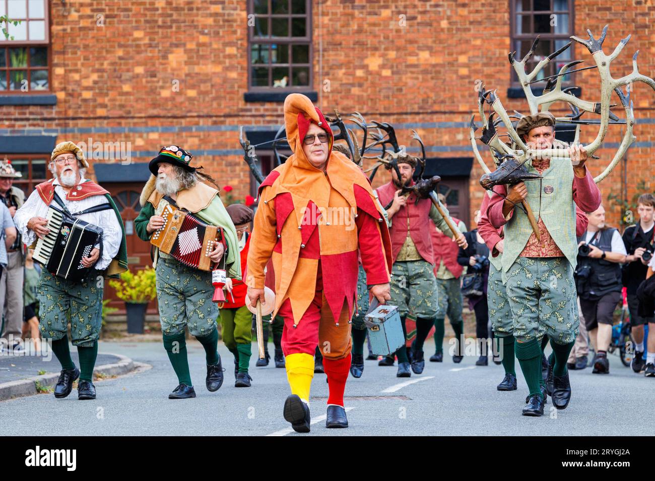 Les danseurs Abbots Bromley Horn dansent autour des Abbots Bromley au début de la journée. La danse est jouée depuis 1226. Les bois sont retirés de l'église locale à 7h45, bénis et les danseurs exécutent ensuite leurs danses autour des villages locaux jusqu'à 8 heures, quand une fois de plus les bois sont enfermés pour une autre année. Le rituel annuel implique des bois de rennes, un cheval de passe-temps, Maid Marian et un fou. Banque D'Images