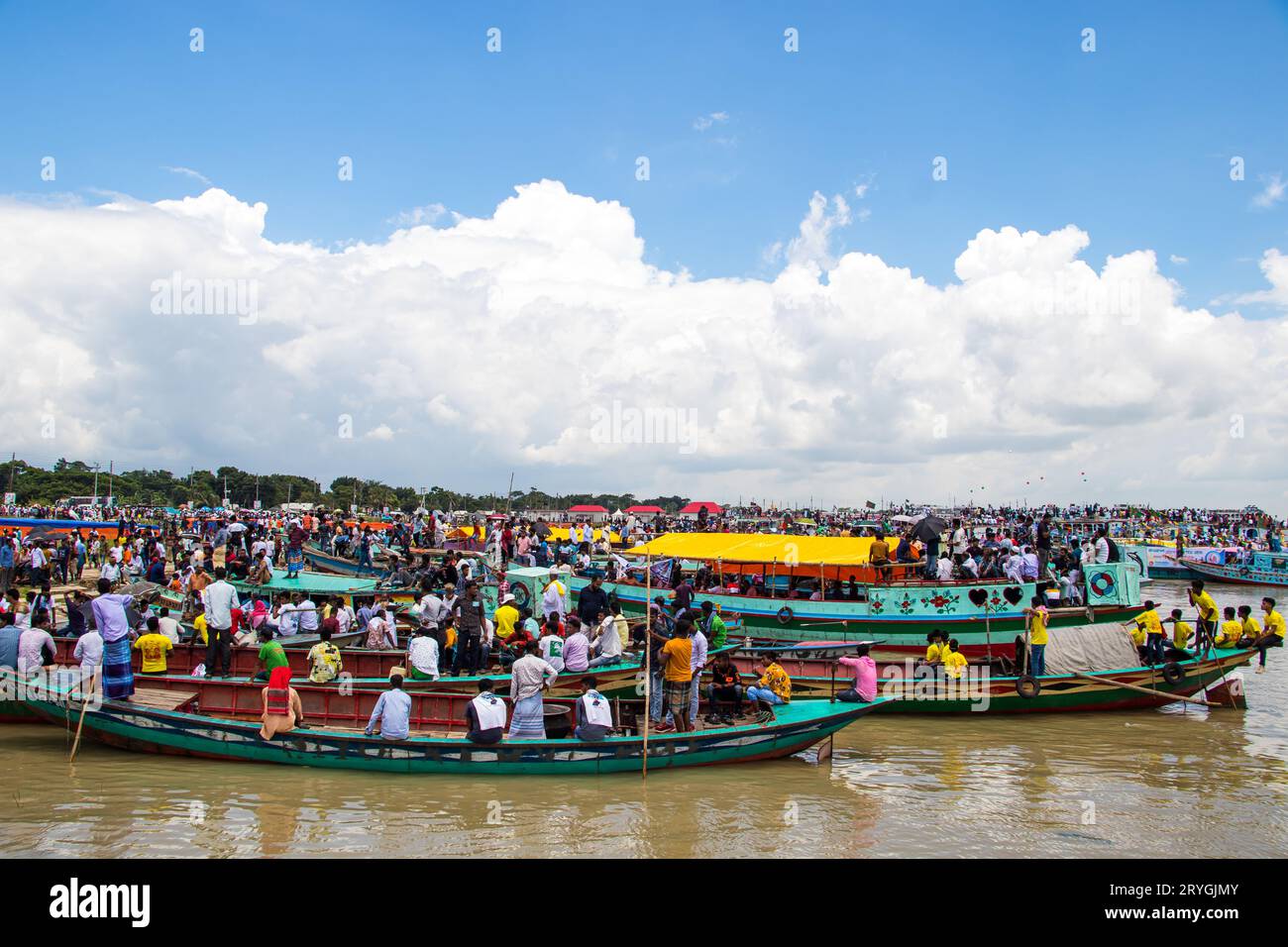 Station de bateau traditionnelle, mode de vie des gens et photographie de ciel nuageux capturée le 25 juin 2022, de Jajira, Bangladesh Banque D'Images