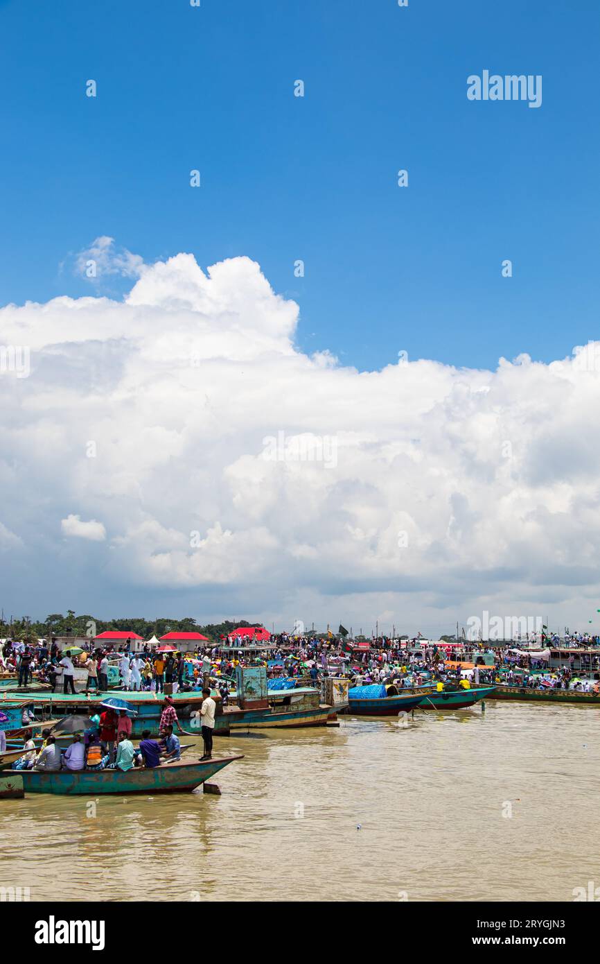 Station de bateau traditionnelle, mode de vie des gens et photographie de ciel nuageux capturée le 25 juin 2022, de Jajira, Bangladesh Banque D'Images