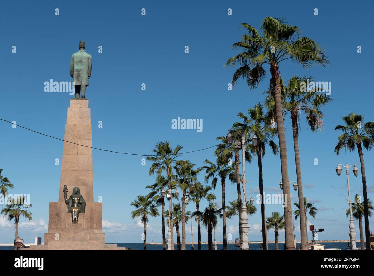 Alexandrie, Égypte. 4th décembre 2022. Monument de l'homme d'État révolutionnaire égyptien Saad Zaghloul pasha avec des statues de reines égyptiennes dans le quartier de Raml Station d'Alexandrie sur la côte méditerranéenne de l'Égypte. (Credit image: © John Wreford/SOPA Images via ZUMA Press Wire) USAGE ÉDITORIAL SEULEMENT! Non destiné À un usage commercial ! Banque D'Images