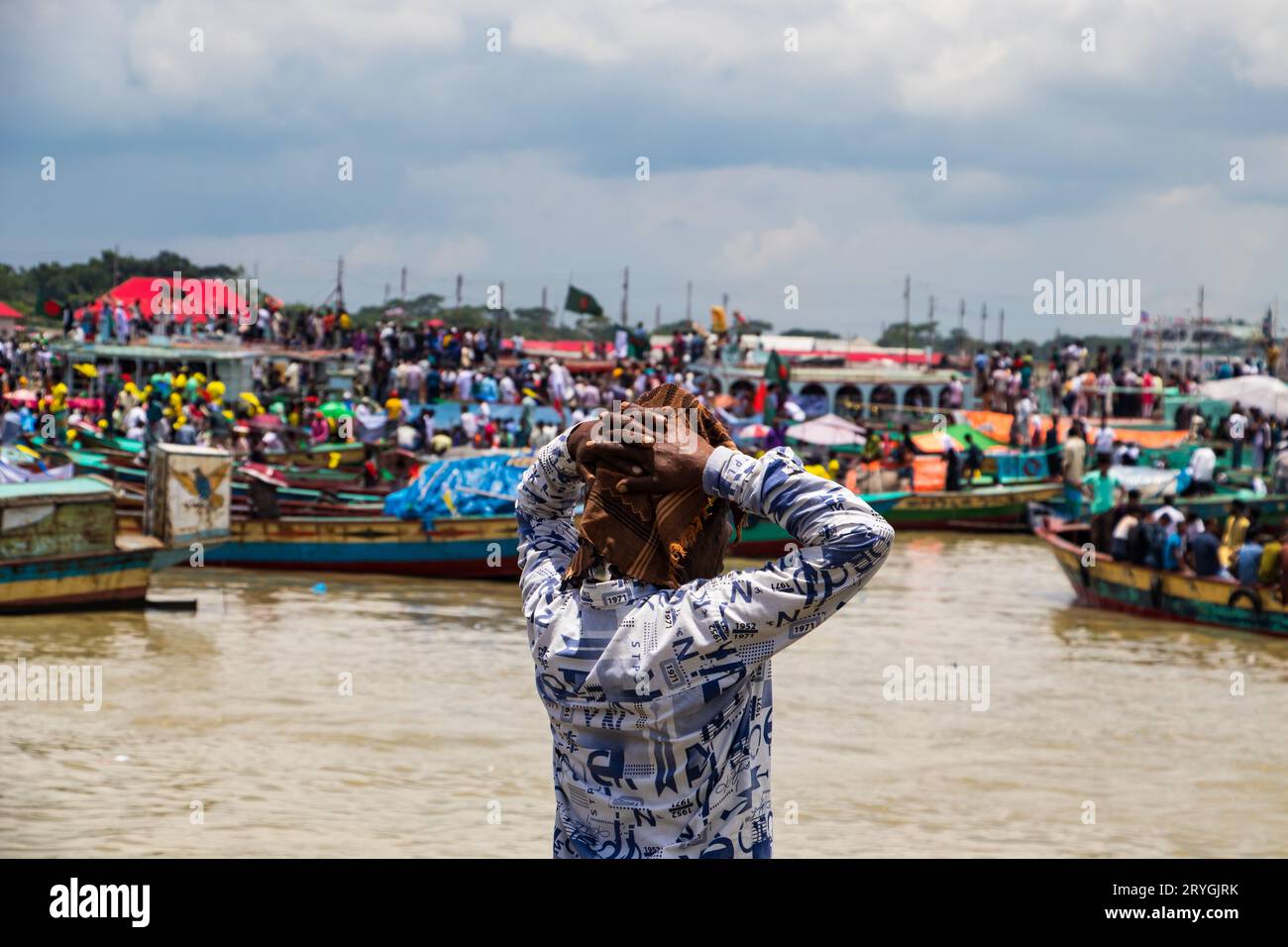 Station de bateau traditionnelle, mode de vie des gens et photographie de ciel nuageux capturée le 25 juin 2022, de Jajira, Bangladesh Banque D'Images