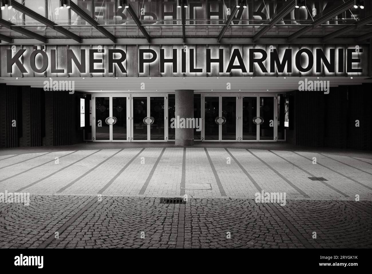 Plan en niveaux de gris de l'entrée et panneau lumineux de la Philharmonie Koelner à Cologne, Allemagne Banque D'Images