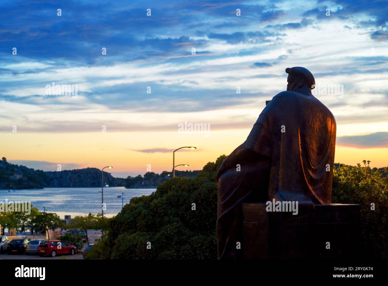Statue du roi Petar Kresimir observant le port de sibenik, croatie Banque D'Images