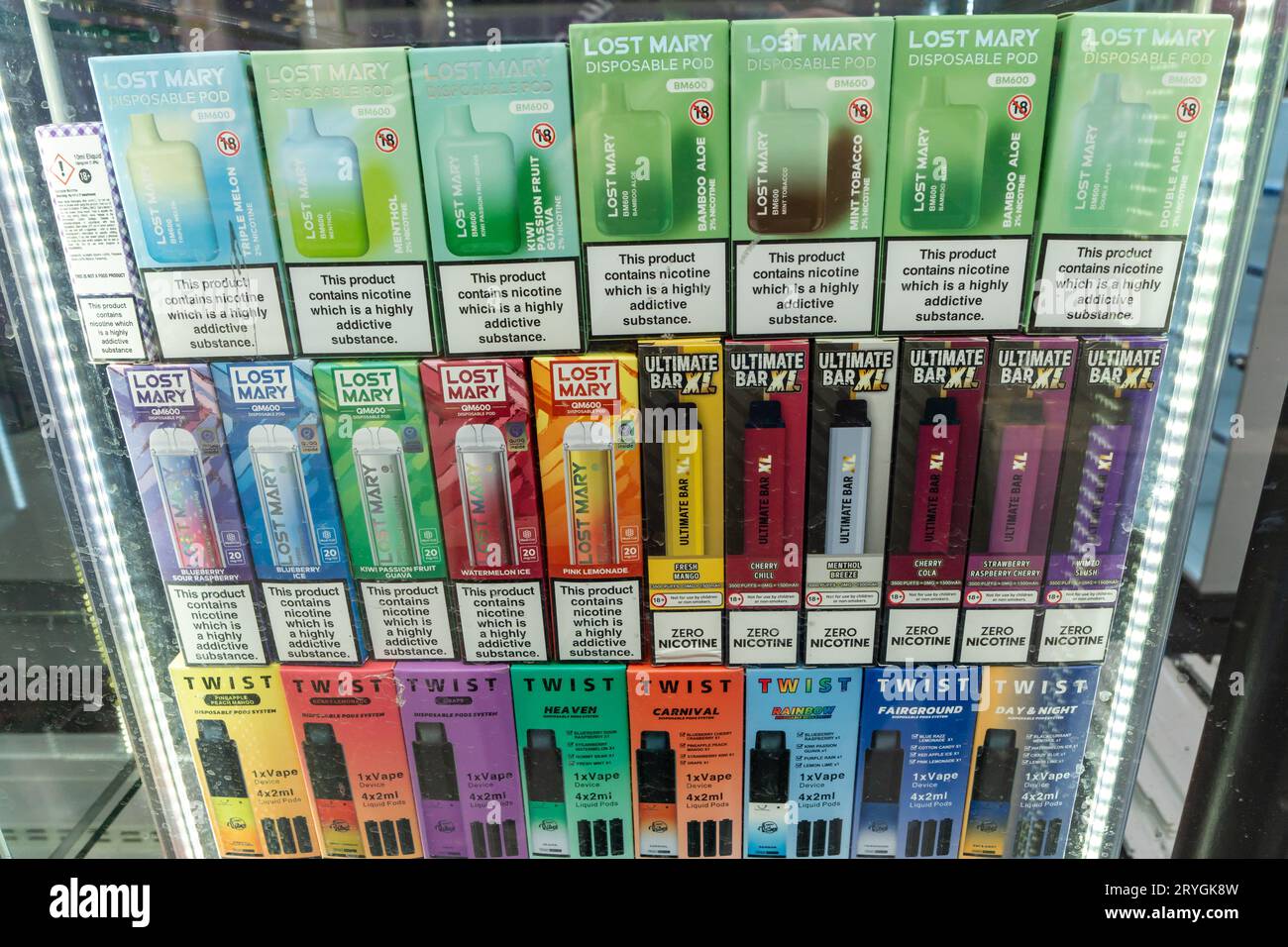 Emballage de vapes aux couleurs vives et aromatisées exposé dans une vitrine Banque D'Images