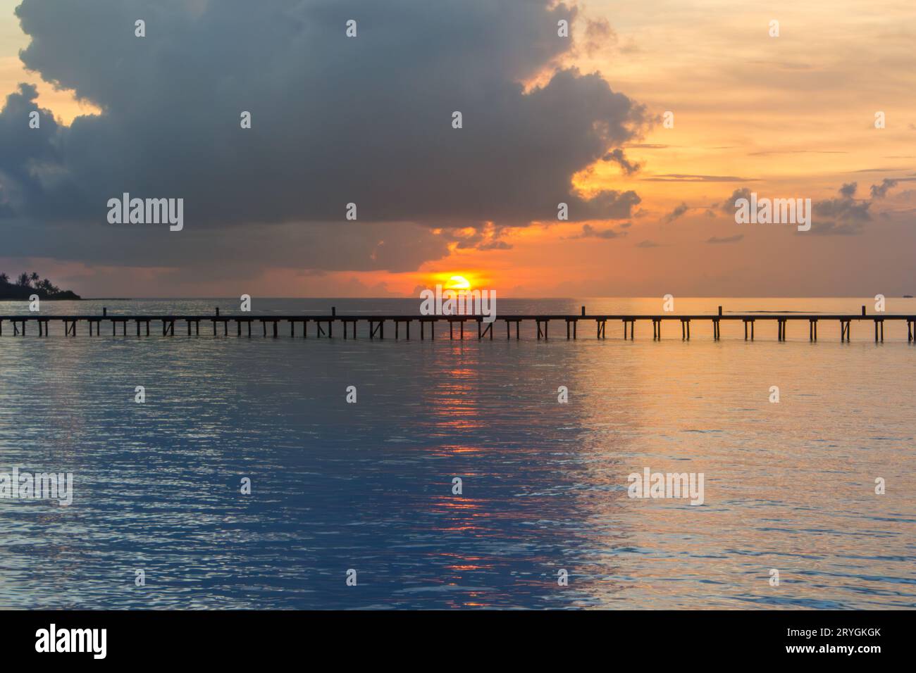 Coucher de soleil en mer aux Maldives Banque D'Images