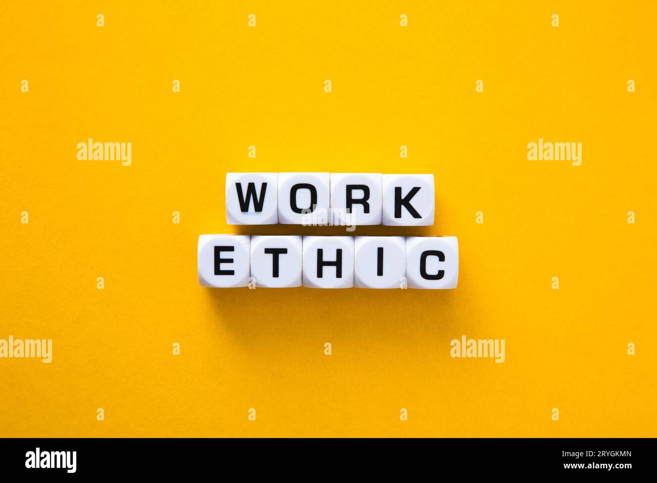Mots d'éthique de travail sur fond jaune. Éthique Business concept Banque D'Images