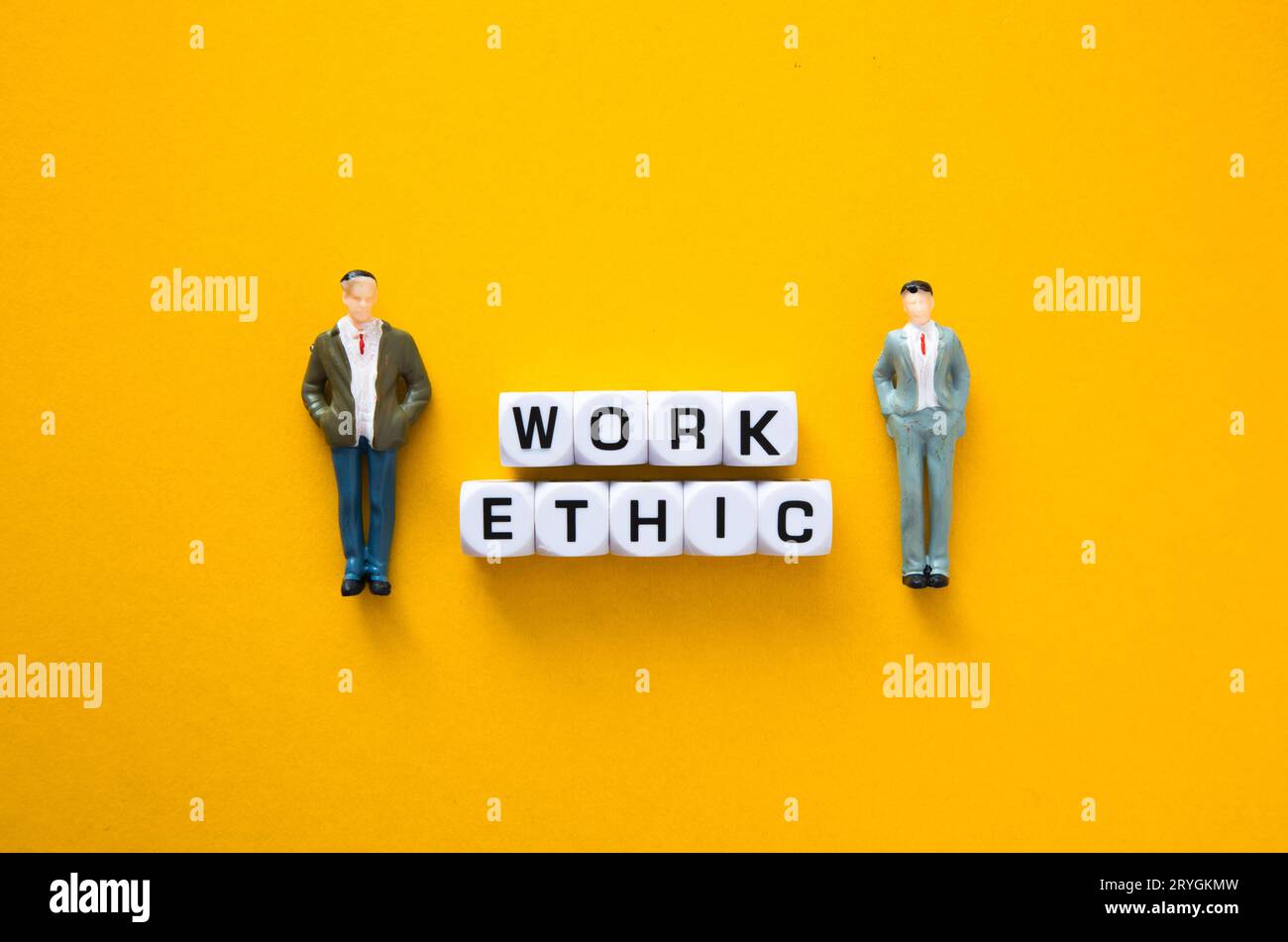 Figurine miniature avec des mots d'éthique de travail sur fond jaune. Éthique Business concept Banque D'Images
