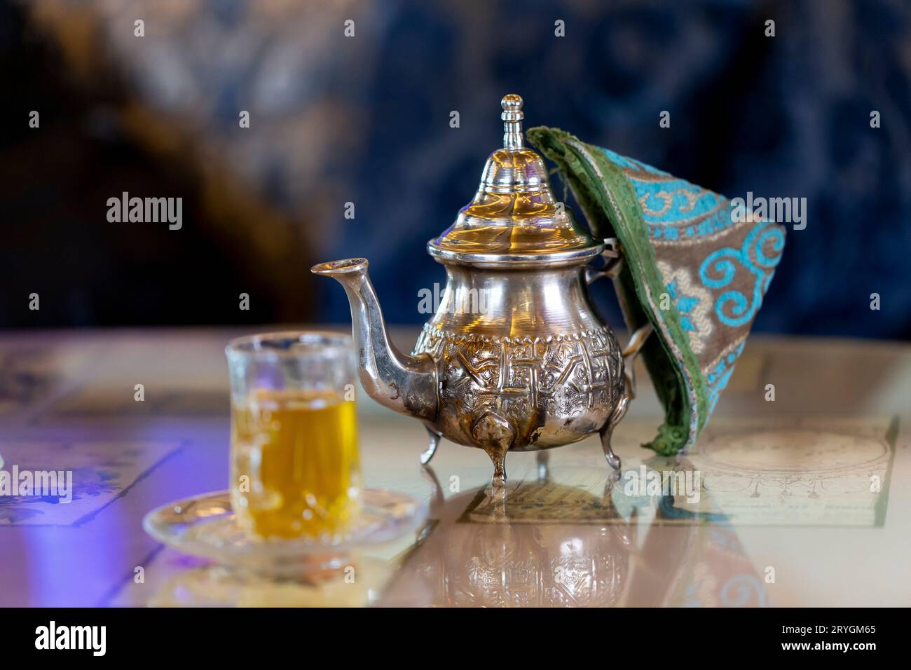 Thé marocain au café de manière traditionnelle, closeup Banque D'Images