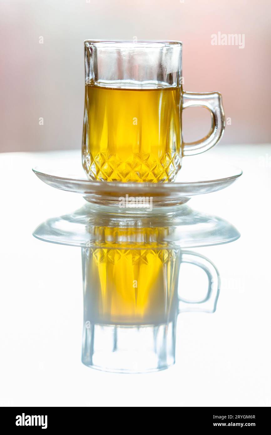 Thé marocain au café dans la tasse de verre, closeup Banque D'Images