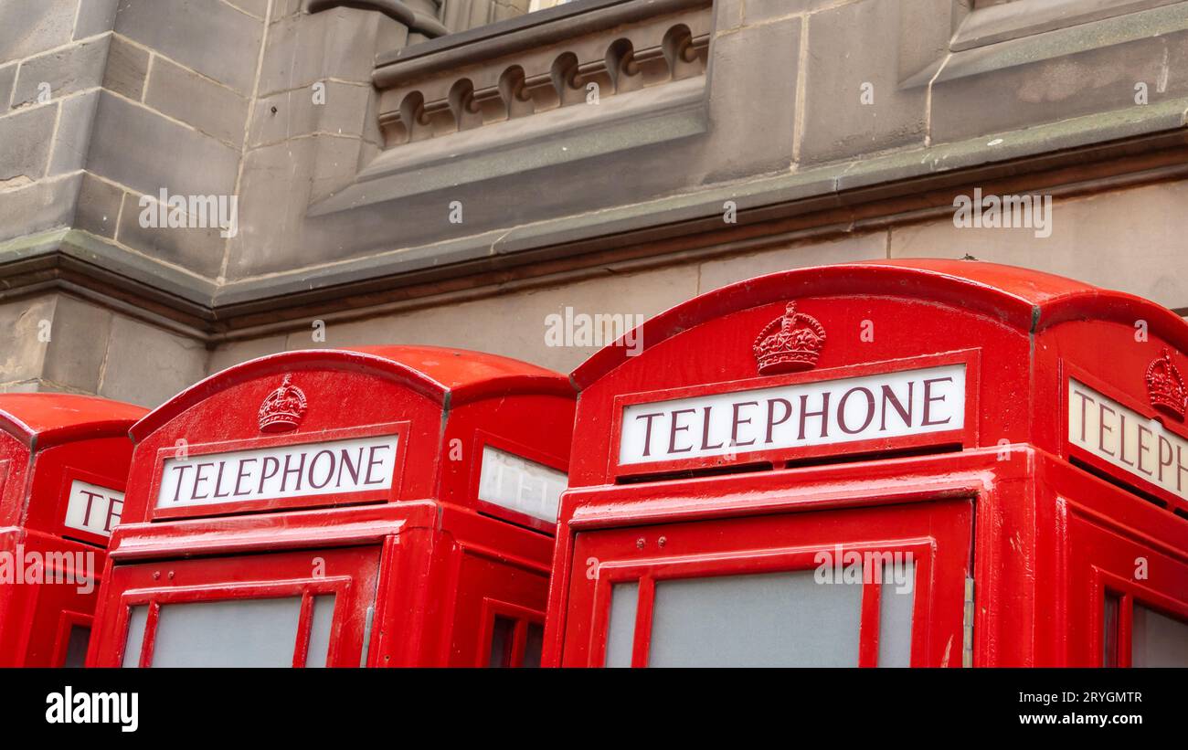 Détail de la rangée emblématique de cabines téléphoniques rouges dans la ville de Middlesbrough, Royaume-Uni. Banque D'Images