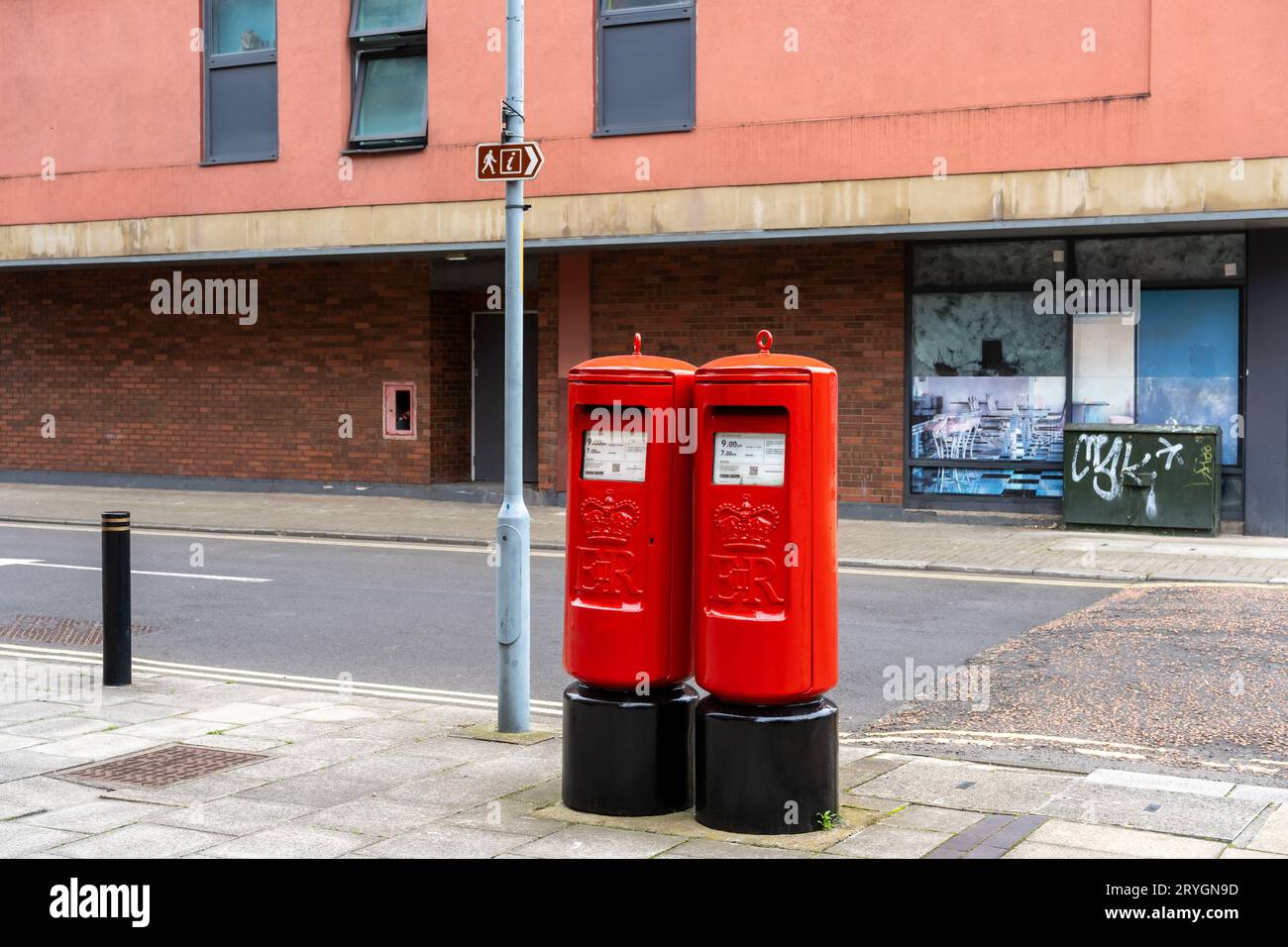 Une paire de boîtes postales ER II (TYPE K) Royal Mail datant des années 1980 dans la ville de Middlesbrough, Royaume-Uni Banque D'Images