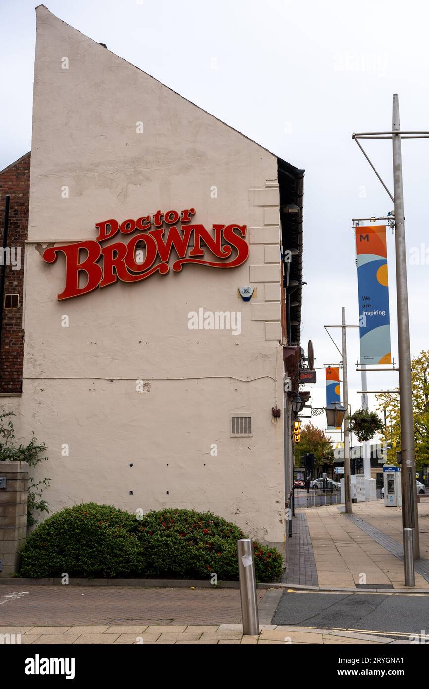Façade du pub fermé Doctor Browns dans la ville de Middlesbrough, Royaume-Uni Banque D'Images
