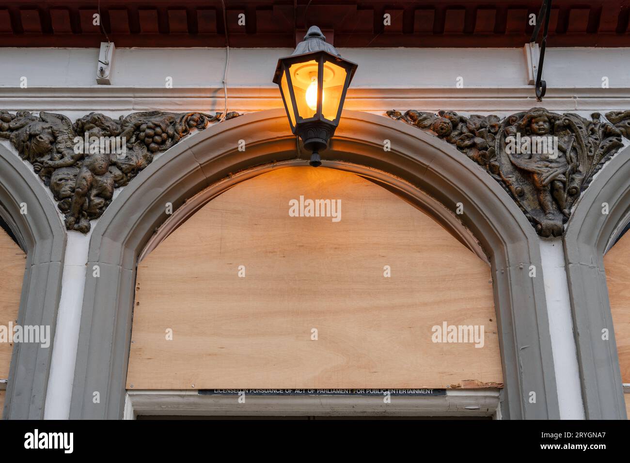 Façade du pub fermé Doctor Browns dans la ville de Middlesbrough, Royaume-Uni Banque D'Images
