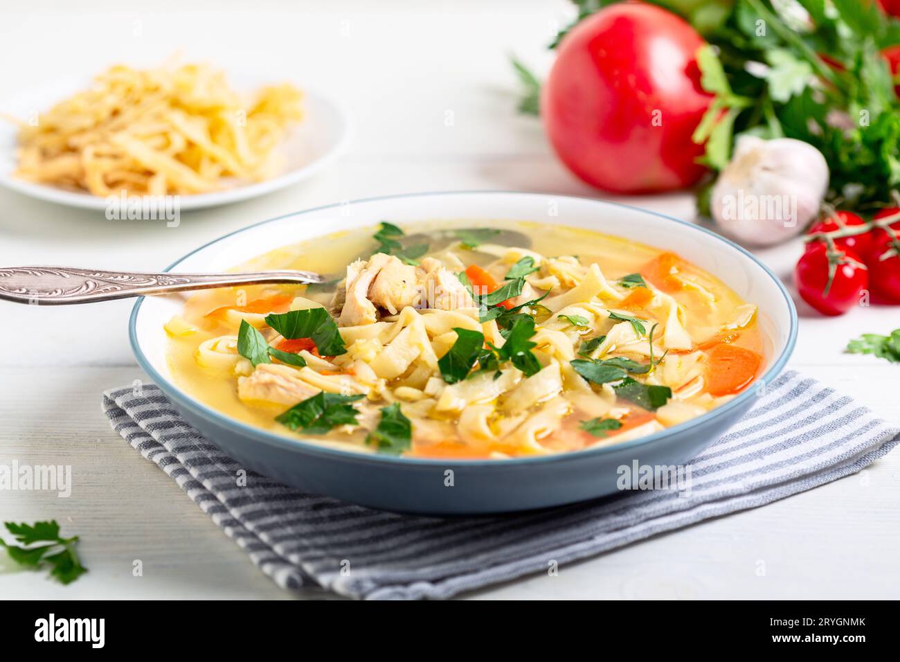 Soupe poulet et nouilles faites maison. Banque D'Images