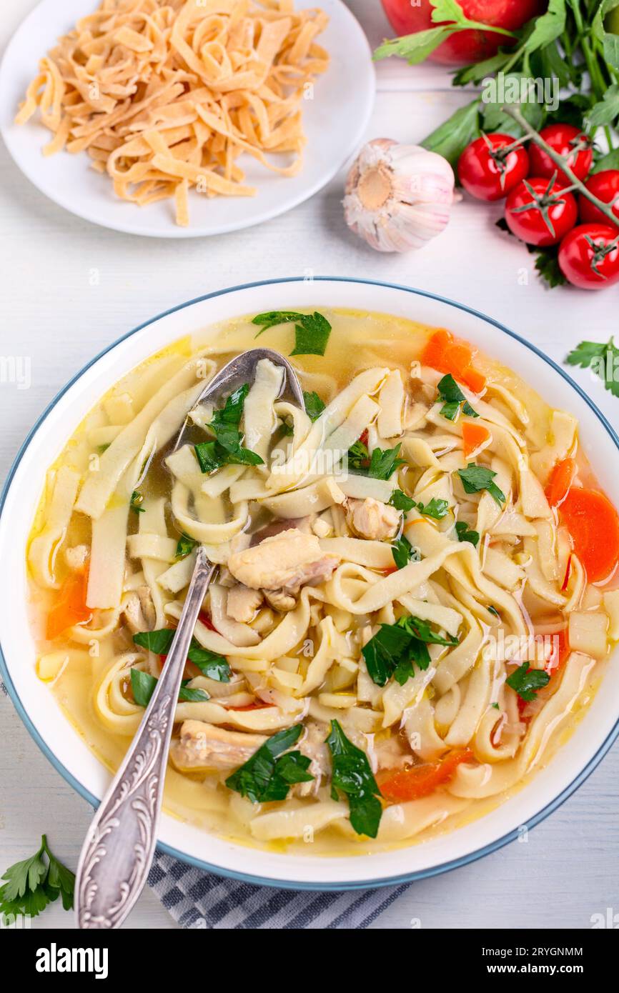 Soupe de poulet aux nouilles maison. Banque D'Images