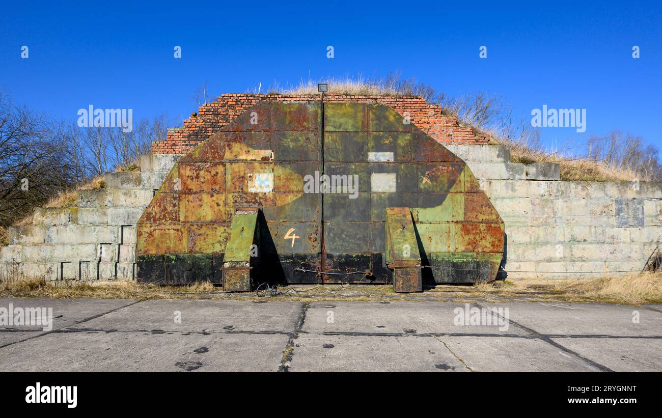 Bunkers et avions sur un ancien aérodrome russe Banque D'Images