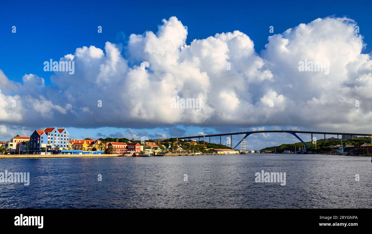 Vue sur le pont de la Reine Juliana à Willemstad Banque D'Images