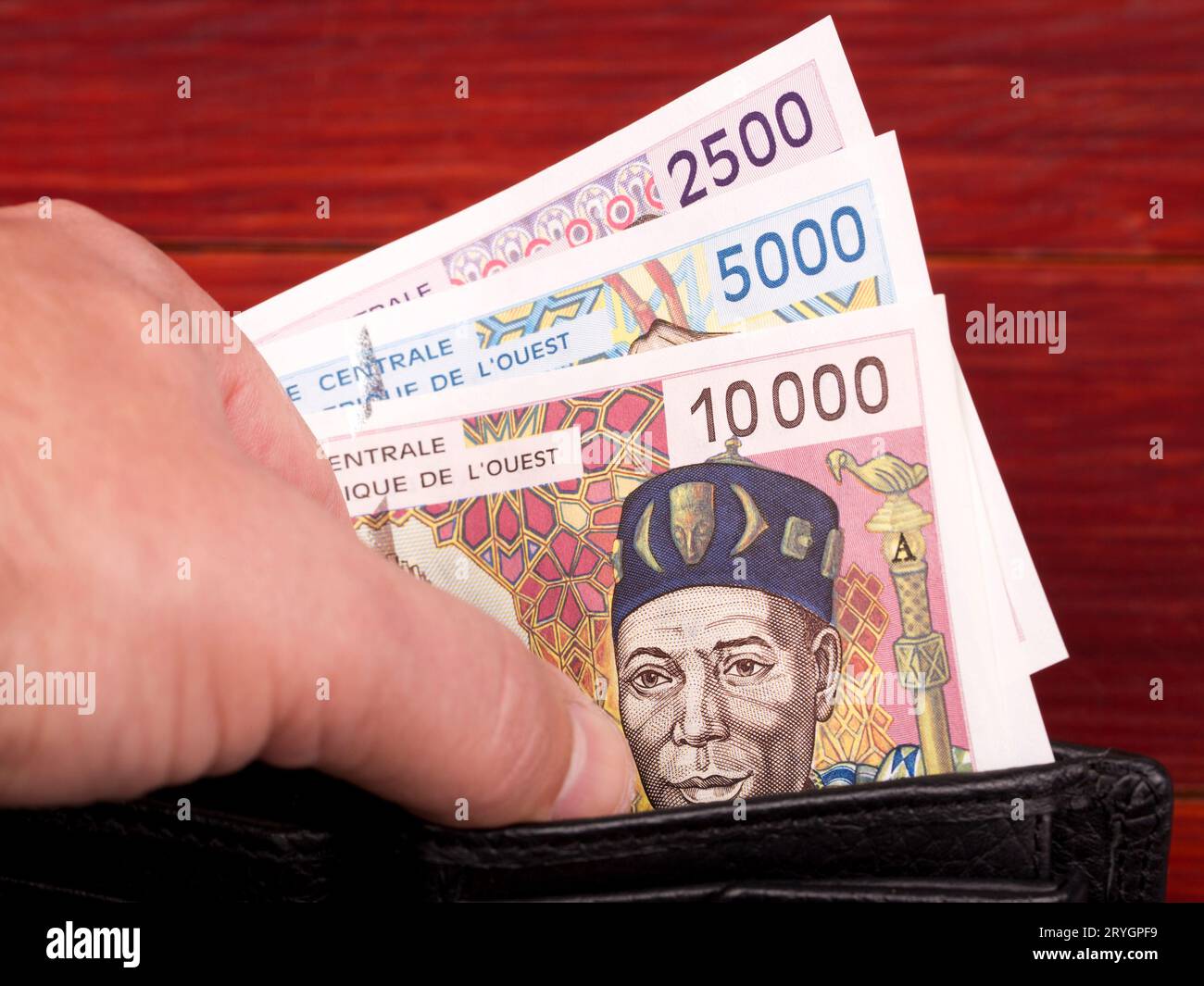 Argent des anciens États d'Afrique de l'Ouest - Franc dans le portefeuille noir Banque D'Images