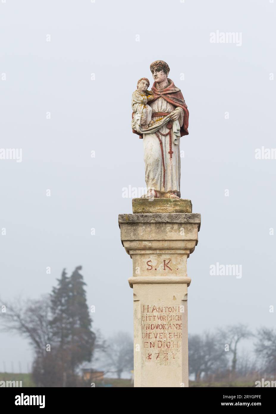 Statue avec saint tenant bébé jésus sur un waycross dans le Burgenland Banque D'Images
