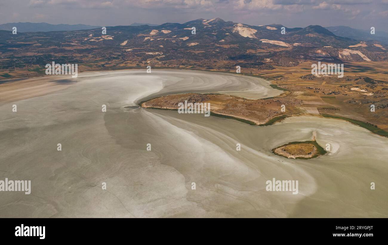 L'effet de l'assèchement du lac pendant la saison estivale des conditions météorologiques extrêmes et de la vague de chaleur, des changements climatiques et de l'effet de sécheresse. Lac Burdur Yarışlı en T Banque D'Images