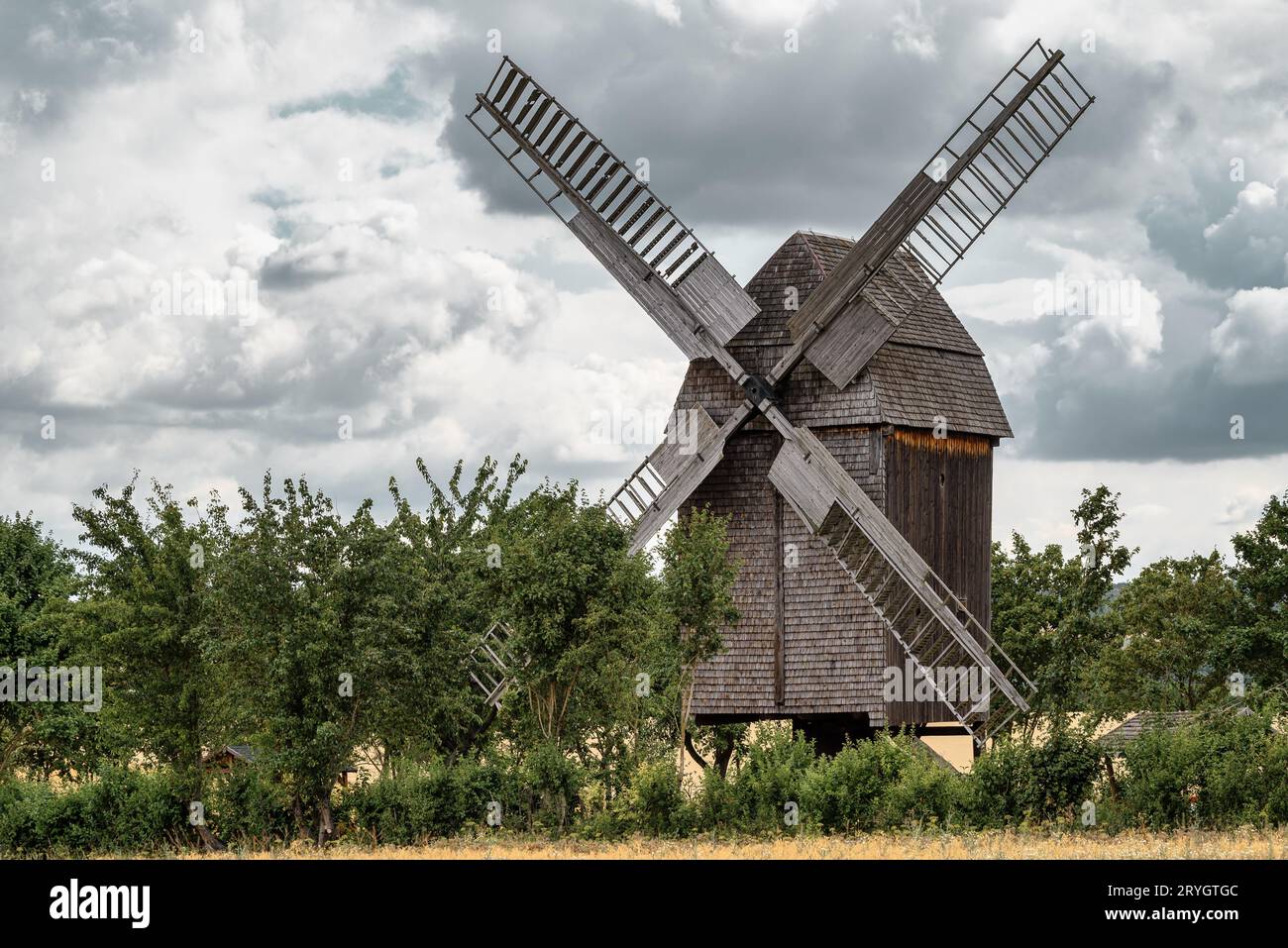 Une vue d'un magnifique moulin à vent en Thuringe Allemagne Banque D'Images