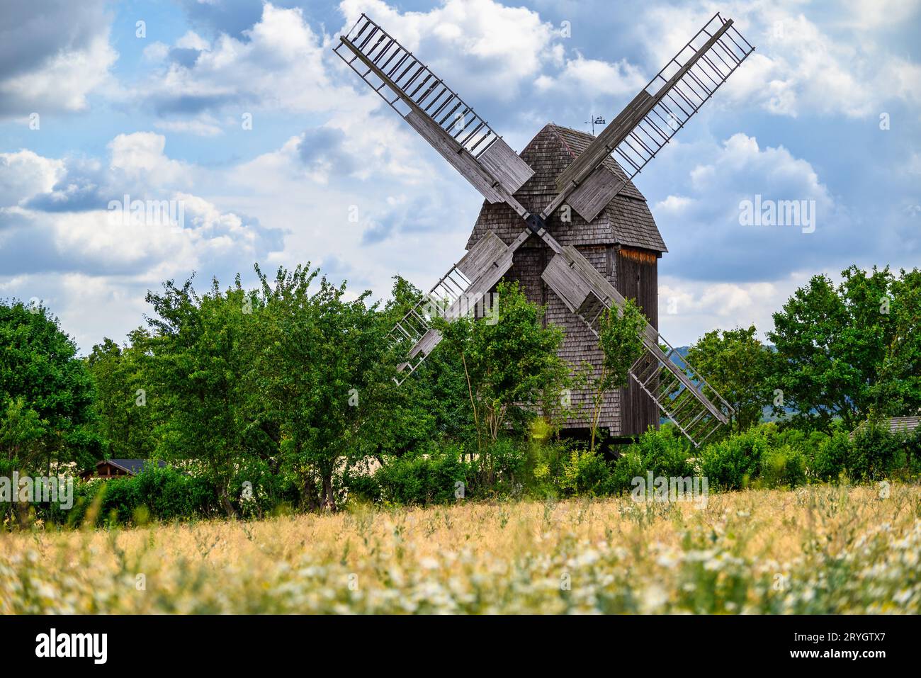 Une vue d'un magnifique moulin à vent en Thuringe Allemagne Banque D'Images